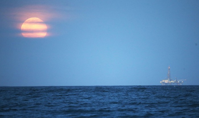 Supermoon Bikin Pasang Air Laut Maksimum