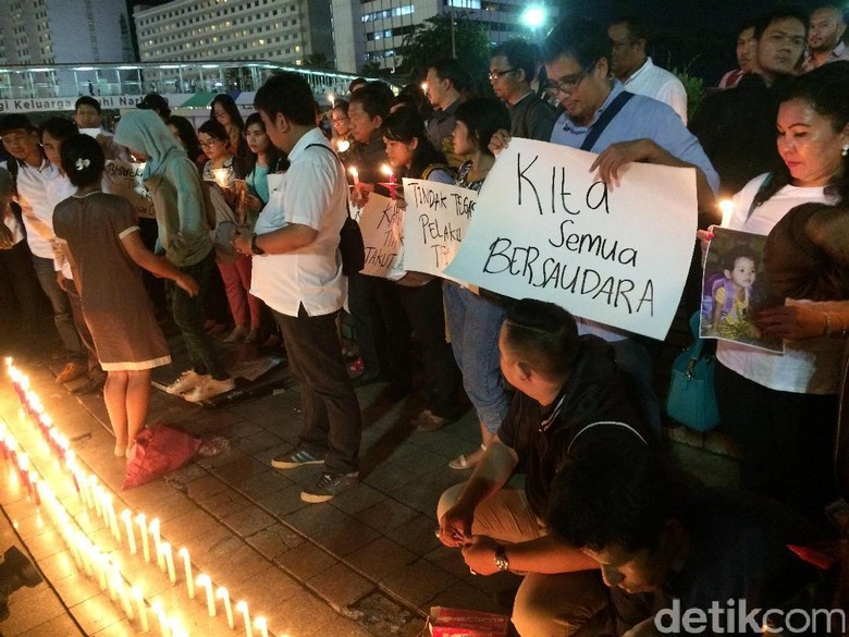 #RIPIntan, Aksi Lilin Damai di Bundaran HI untuk Korban Bom Samarinda #RIPIntan, Aksi Lilin Damai di Bundaran HI untuk Korban Bom Samarinda