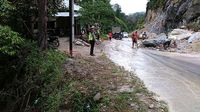 Diguyur Hujan Lebat, Jalan Lintas Riau-Sumbar di Kampar Tertimbun Longsor