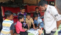 Rombongan Datsun Risers Expedition (DRE) mengunjungi taman baca di salah satu desa di Way Kanan, Lampung Timur.