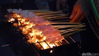 Usaha franchise ini sudah banyak ada di Jakarta. Salah satunya adalah Sate Taichan yang ada di Bintaro. Potongan dada ayam berwarna putih ini dibakar sebentar hingga berubah warna.
