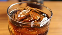 Minum soda dingin jelang tidur memang enak apalagi udara panas. Tetapi kandungan gula yang tinggi justru akan membuat Anda terjaga.Foto: The Sun