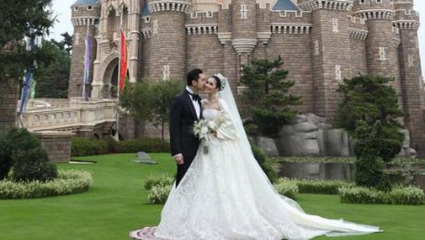 Sandra Dewi Gelar Resepsi di Disneyland, Maggie Diaz Jaga Jarak dengan Tukul