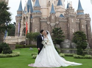 Menikah di Disneyland, Sandra Dewi Bak Princess Pakai Gaun Didi Budiardjo