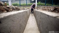 Proyek normalisasi saluran air dan pelebaran trotoar tengah digenjot oleh Pemprov DKI Jakarta untuk meningkatkan keamanan dan kenyamanan masyarakat dan pengguna jalan.