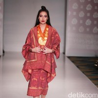 Koleksi Ghea Panggabean yang mengusung tema The Spice & Silk Route from Sumatera to Java di IPMI Trend Show 2017. The Hall Lt.8. Senayan City. Jakarta. [Foto: Mohammad Abduh/Wolipop]