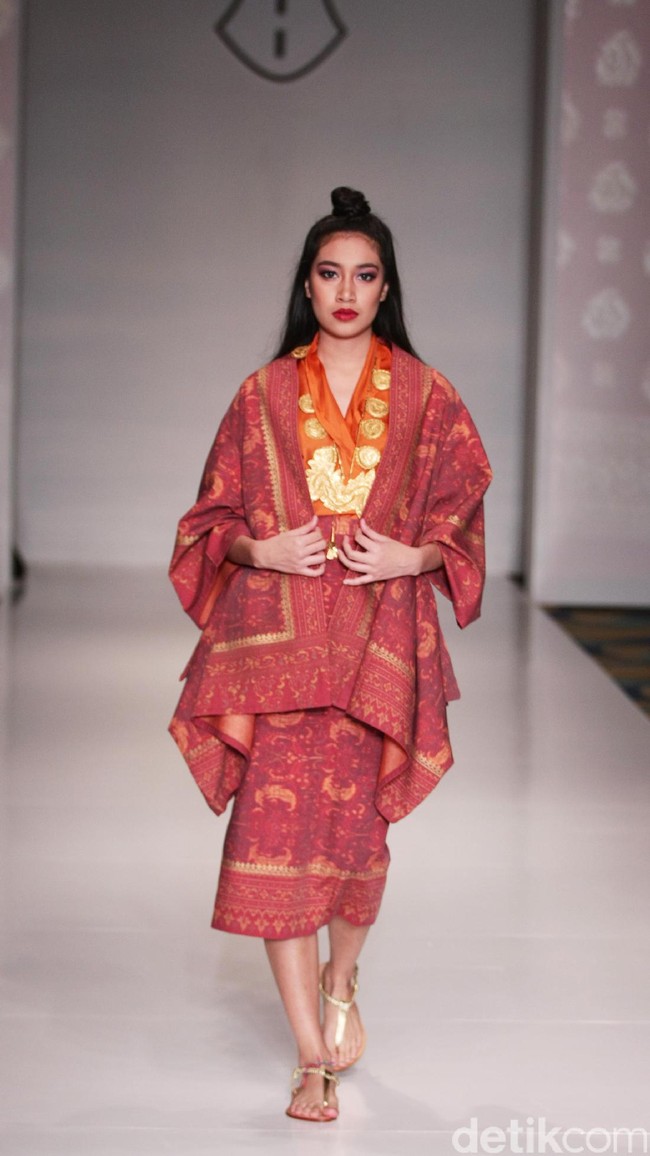 Koleksi Ghea Panggabean yang mengusung tema The Spice & Silk Route from Sumatera to Java di IPMI Trend Show 2017. The Hall Lt.8. Senayan City. Jakarta. [Foto: Mohammad Abduh/Wolipop]
