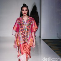 Koleksi Ghea Panggabean yang mengusung tema The Spice & Silk Route from Sumatera to Java di IPMI Trend Show 2017. The Hall Lt.8. Senayan City. Jakarta. [Foto: Mohammad Abduh/Wolipop]