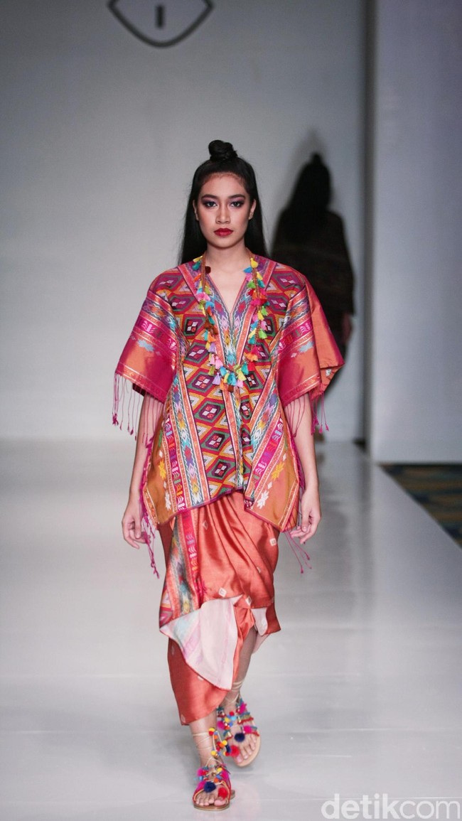 Koleksi Ghea Panggabean yang mengusung tema The Spice & Silk Route from Sumatera to Java di IPMI Trend Show 2017. The Hall Lt.8. Senayan City. Jakarta. [Foto: Mohammad Abduh/Wolipop]