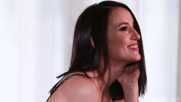 Julie Estelle Sexy in Red! Julie Estelle Sexy in Red!