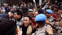 Sekelompok warga di Kelurahan Karang Anyar menolak kedatangan Djarot, Senin (14/11/2016).