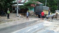 Diguyur Hujan Lebat, Jalan Lintas Riau-Sumbar di Kampar Tertimbun Longsor