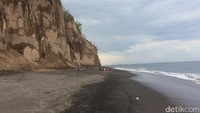 Sesuai namanya, pantai ini ada di balik tebing. Saat wisatawan masuk ke kawasan pantai akan disuguhi pemandangan dari bawah. Beda dengan Pantai Uluwatu yang pemandangannya dari atas tebing (Masaul/detikTravel)