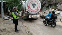 Diguyur Hujan Lebat, Jalan Lintas Riau-Sumbar di Kampar Tertimbun Longsor