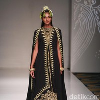 Koleksi Ghea Panggabean yang mengusung tema The Spice & Silk Route from Sumatera to Java di IPMI Trend Show 2017. The Hall Lt.8. Senayan City. Jakarta. [Foto: Mohammad Abduh/Wolipop]