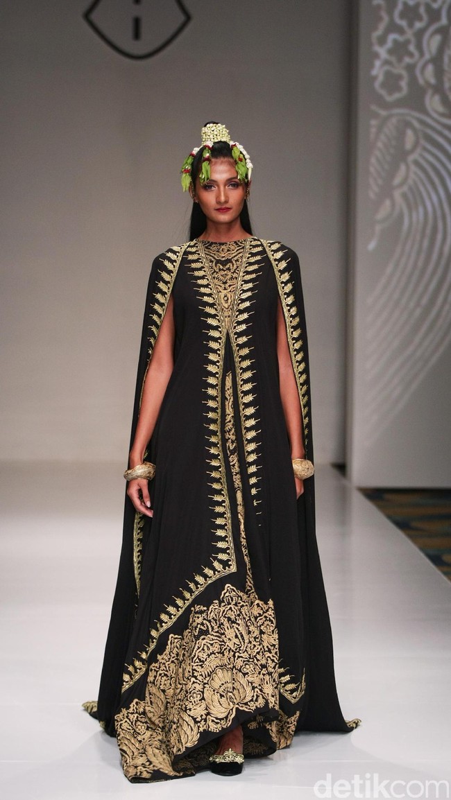 Koleksi Ghea Panggabean yang mengusung tema The Spice & Silk Route from Sumatera to Java di IPMI Trend Show 2017. The Hall Lt.8. Senayan City. Jakarta. [Foto: Mohammad Abduh/Wolipop]