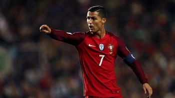 Tim lawan akan semakin merana karena penyerang lainnya adalah Cristiano Ronaldo. Foto: REUTERS/Pedro Nunes