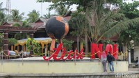 Foto: Ini rupanya spot selfie untuk wisatawan dengan latar pemandangan lautan lepas Selat Sunda. Apalagi cuaca sore cukup mendukung, jadi makin romantis (Fitraya/detikTravel)