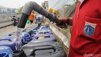 Pemerintah Provinsi (Pemprov) DKI Jakarta terus berupaya menyediakan air bersih bagi warga Ibukota termasuk bagi para pedagang ikan di wilayah Muara Angke.