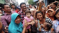 Tidak semua warga menolak kedatangan Djarot. Ada juga yang menyambut kedatangannya dan meminta foto bersama.