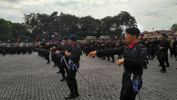 Anggota Brimob bersemangat menari.