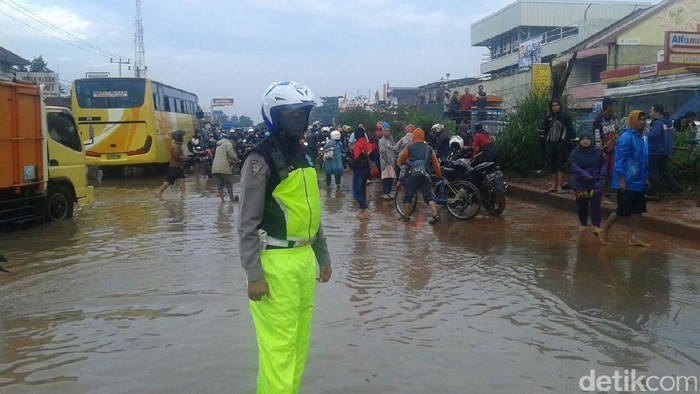 Banjir di Depan Kahatex Masih Setinggi 50 Cm