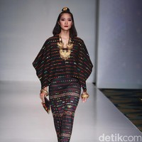 Koleksi Ghea Panggabean yang mengusung tema The Spice & Silk Route from Sumatera to Java di IPMI Trend Show 2017. The Hall Lt.8. Senayan City. Jakarta. [Foto: Mohammad Abduh/Wolipop]