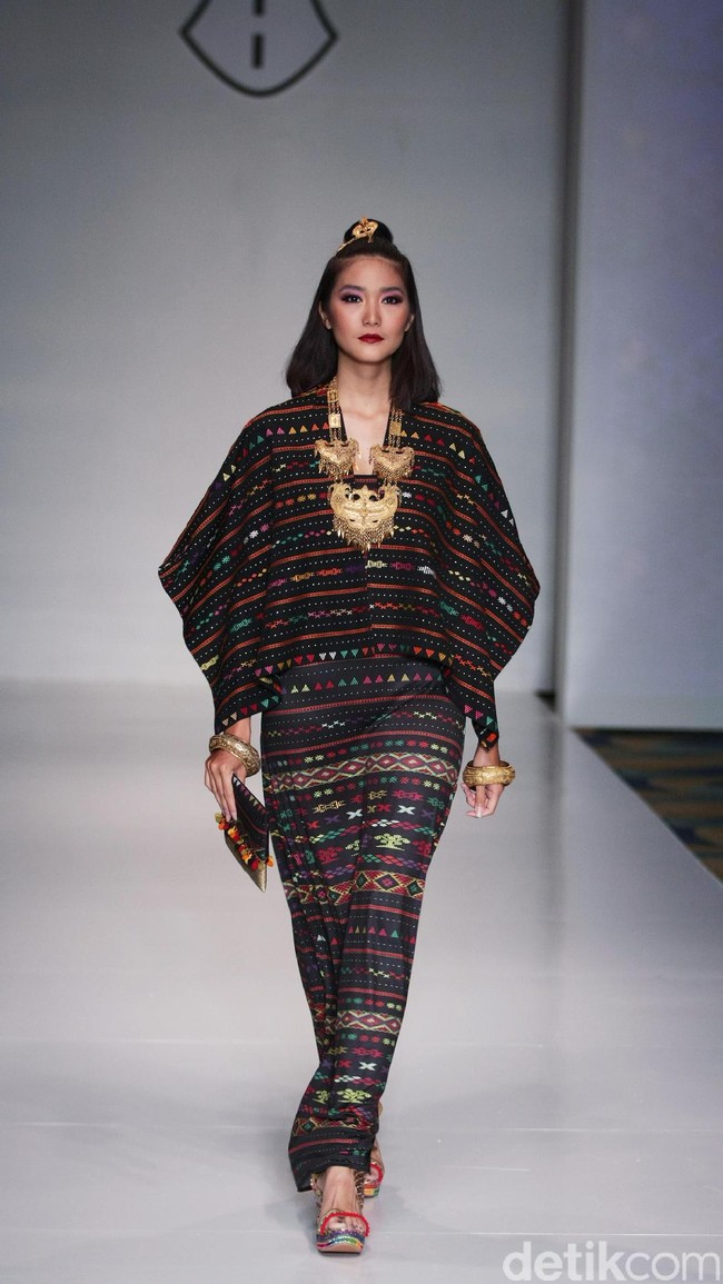 Koleksi Ghea Panggabean yang mengusung tema The Spice & Silk Route from Sumatera to Java di IPMI Trend Show 2017. The Hall Lt.8. Senayan City. Jakarta. [Foto: Mohammad Abduh/Wolipop]