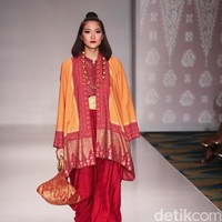 Koleksi Ghea Panggabean yang mengusung tema The Spice & Silk Route from Sumatera to Java di IPMI Trend Show 2017. The Hall Lt.8. Senayan City. Jakarta. [Foto: Mohammad Abduh/Wolipop]