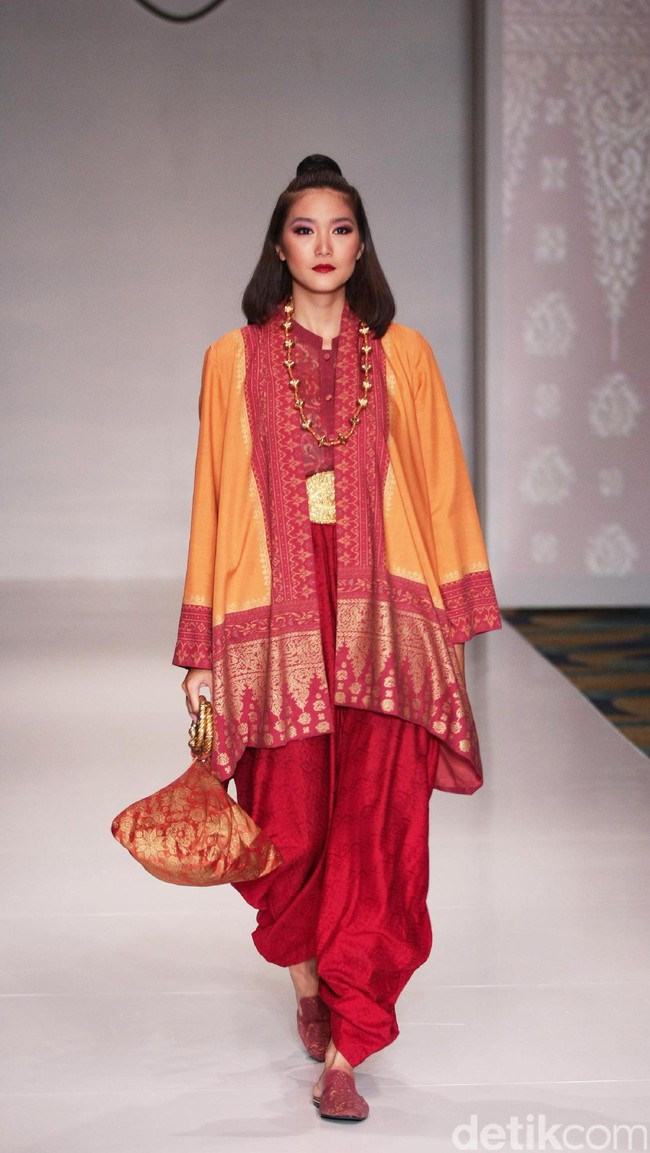 Koleksi Ghea Panggabean yang mengusung tema The Spice & Silk Route from Sumatera to Java di IPMI Trend Show 2017. The Hall Lt.8. Senayan City. Jakarta. [Foto: Mohammad Abduh/Wolipop]