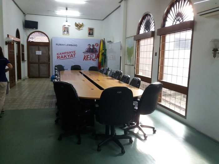 Ada Pasukan Oranye Ikut Bersih-bersih Rumah Lembang Markas Kampanye Ahok