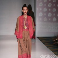 Koleksi Ghea Panggabean yang mengusung tema The Spice & Silk Route from Sumatera to Java di IPMI Trend Show 2017. The Hall Lt.8. Senayan City. Jakarta. [Foto: Mohammad Abduh/Wolipop]