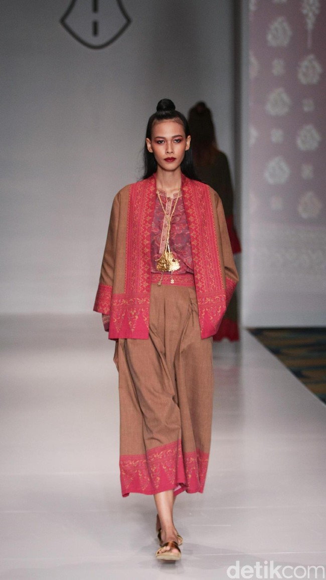 Koleksi Ghea Panggabean yang mengusung tema The Spice & Silk Route from Sumatera to Java di IPMI Trend Show 2017. The Hall Lt.8. Senayan City. Jakarta. [Foto: Mohammad Abduh/Wolipop]