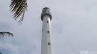 Foto: Mercusuar ini tingginya 60 meter dengan radius lampu mencapai 25 mil laut. Mercusuar ini adalah titik awal dari De Grote Postweg alias Jalan Raya Pos (Fitraya/detikTravel)
