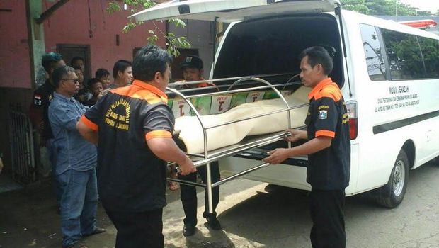 Jasad Roni ditemukan tergantung di pintu dapur oleh istrinya. Ia diduga gantung diri karena terlilit utang.