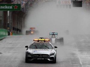 Hamilton Menangi Balapan Basah yang Kacau di Brasil