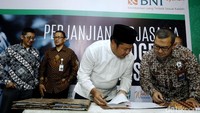 Direktur Utama BNI Syariah Imam Teguh Saptono (kanan) dan lima lembaga penyalur wakaf menandatangani kerja sama.