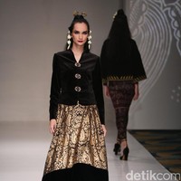 Koleksi Ghea Panggabean yang mengusung tema The Spice & Silk Route from Sumatera to Java di IPMI Trend Show 2017. The Hall Lt.8. Senayan City. Jakarta. [Foto: Mohammad Abduh/Wolipop]