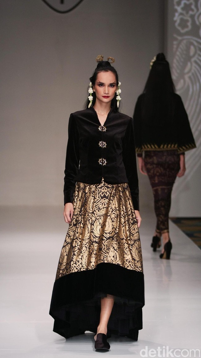 Koleksi Ghea Panggabean yang mengusung tema The Spice & Silk Route from Sumatera to Java di IPMI Trend Show 2017. The Hall Lt.8. Senayan City. Jakarta. [Foto: Mohammad Abduh/Wolipop]