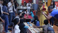 Para Risers belajar cara membuatan kain tapis Lampung.