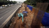 Saat ini pekerjaan konstruksi tengah dilakukan menyusur di sisi jalan tol Jakarta Cikampek di ruas Bekasi.
