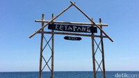 Kalau mau berenang pun bisa. Pantai berpasir hitam ini memiliki bibir pantai yang panjang dan air yang jernih, serta ombak yang tidak terlalu tinggi (Masaul/detikTravel)