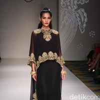 Koleksi Ghea Panggabean yang mengusung tema The Spice & Silk Route from Sumatera to Java di IPMI Trend Show 2017. The Hall Lt.8. Senayan City. Jakarta. [Foto: Mohammad Abduh/Wolipop]