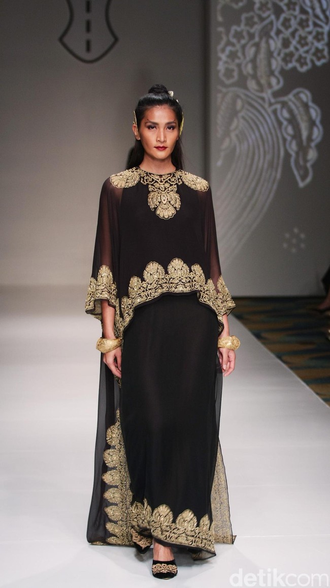 Koleksi Ghea Panggabean yang mengusung tema The Spice & Silk Route from Sumatera to Java di IPMI Trend Show 2017. The Hall Lt.8. Senayan City. Jakarta. [Foto: Mohammad Abduh/Wolipop]