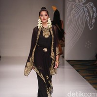 Koleksi Ghea Panggabean yang mengusung tema The Spice & Silk Route from Sumatera to Java di IPMI Trend Show 2017. The Hall Lt.8. Senayan City. Jakarta. [Foto: Mohammad Abduh/Wolipop]