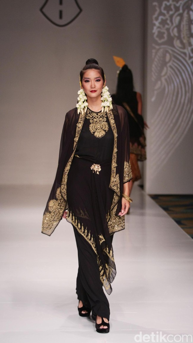 Koleksi Ghea Panggabean yang mengusung tema The Spice & Silk Route from Sumatera to Java di IPMI Trend Show 2017. The Hall Lt.8. Senayan City. Jakarta. [Foto: Mohammad Abduh/Wolipop]