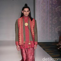 Koleksi Ghea Panggabean yang mengusung tema The Spice & Silk Route from Sumatera to Java di IPMI Trend Show 2017. The Hall Lt.8. Senayan City. Jakarta. [Foto: Mohammad Abduh/Wolipop]