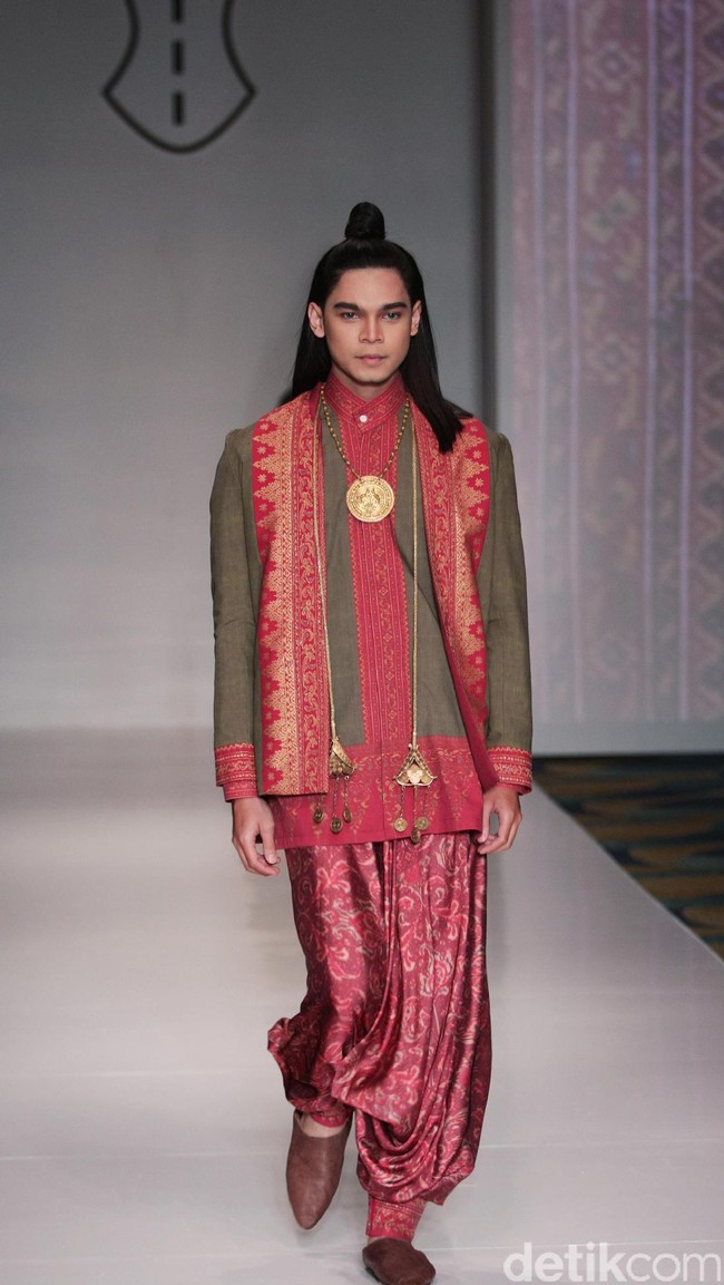 Koleksi Ghea Panggabean yang mengusung tema The Spice & Silk Route from Sumatera to Java di IPMI Trend Show 2017. The Hall Lt.8. Senayan City. Jakarta. [Foto: Mohammad Abduh/Wolipop]