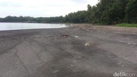 Suasana yang tenang di pantai pas sekali untuk bersantai sambil menikmati pemandangan yang indah. Buat foto-foto juga asyik lho (Masaul/detikTravel)