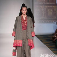Koleksi Ghea Panggabean yang mengusung tema The Spice & Silk Route from Sumatera to Java di IPMI Trend Show 2017. The Hall Lt.8. Senayan City. Jakarta. [Foto: Mohammad Abduh/Wolipop]